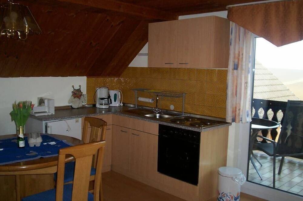 Ganze Wohnung, Gemütliche Dachwohnung (55qm) mit Wohnküche und überdachtem Balkon in Moosbach, Naturpark Nördlicher Oberpfälzer Wald