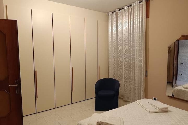 Entire apartment, Apartment in courtyard 15' from Lake Garda in Villafranca di Verona, Verona Province