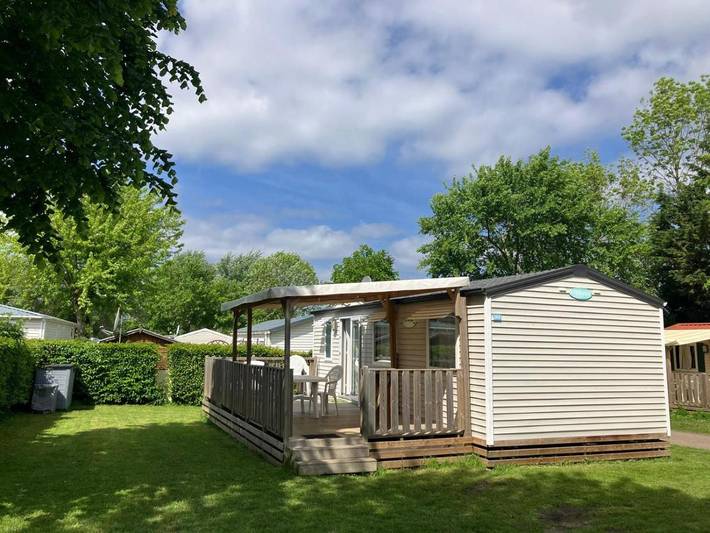 Camping pour 6 personnes, avec bassin pour enfant et piscine ainsi que jardin et jacuzzi