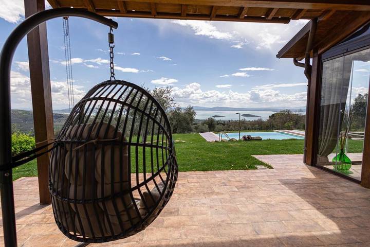 Location de vacances pour 4 personnes, avec piscine et vue ainsi que vue sur le lac et jardin à Tuoro sul Trasimeno - 4