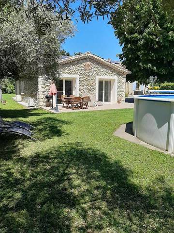 Gîte pour 4 personnes, avec jardin ainsi que vue et piscine, adapté aux familles à Cléon-d'Andran