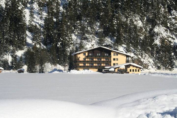 Hotel für 2 Personen, mit Terrasse und Garten sowie Sauna und Ausblick in Bach