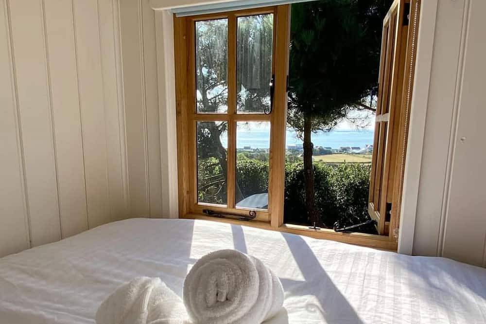 Seaside Bliss: Cosy Shepherd Hut with fire place, 10 mins from the beach in Guernsey
