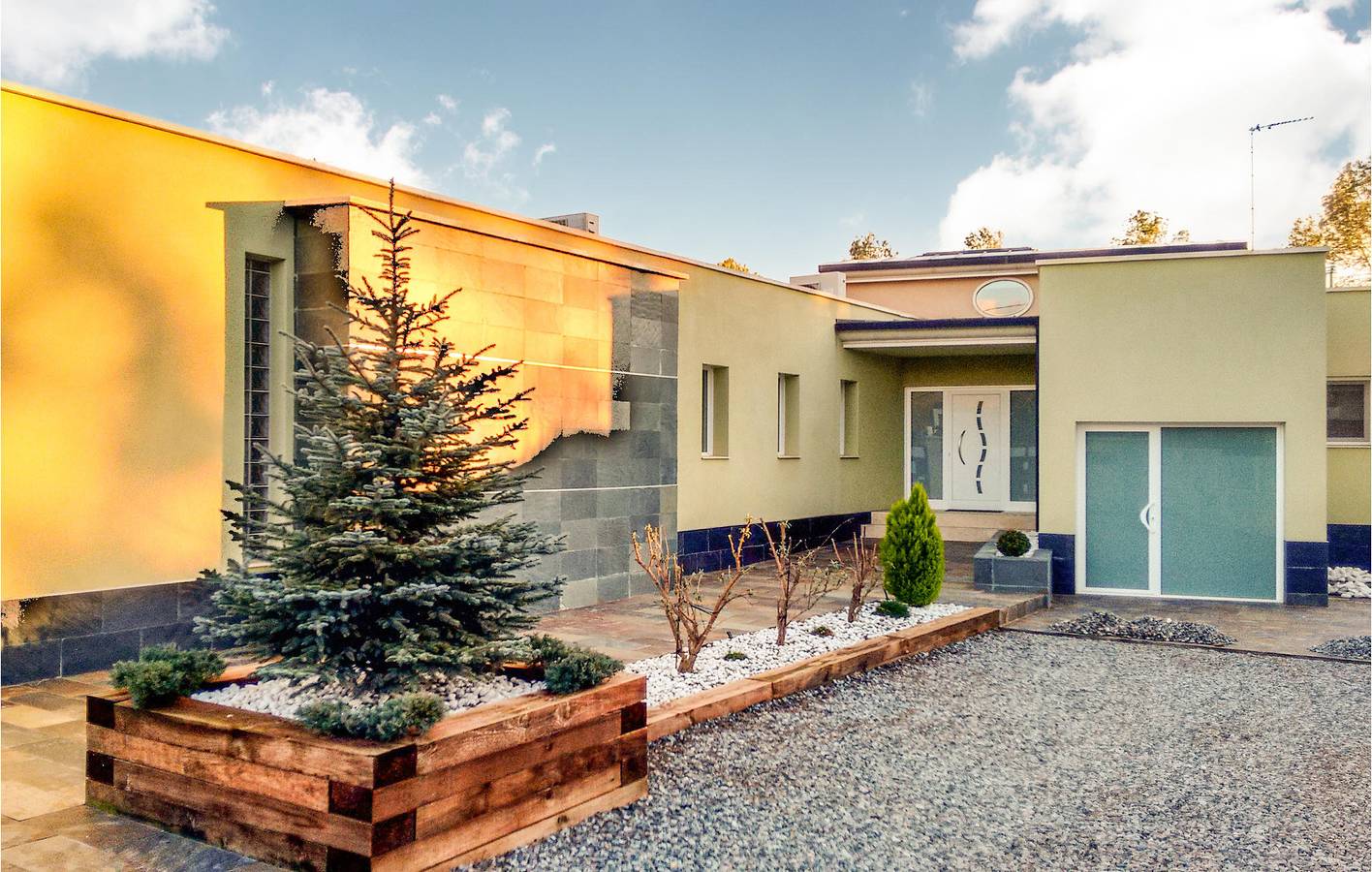 Amplio apartamento con terraza junto a la piscina e Internet in Cabra del Campo, Alto Campo