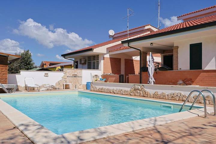 Ferienwohnung für 4 Personen, mit Terrasse und Garten sowie Pool in Ardea