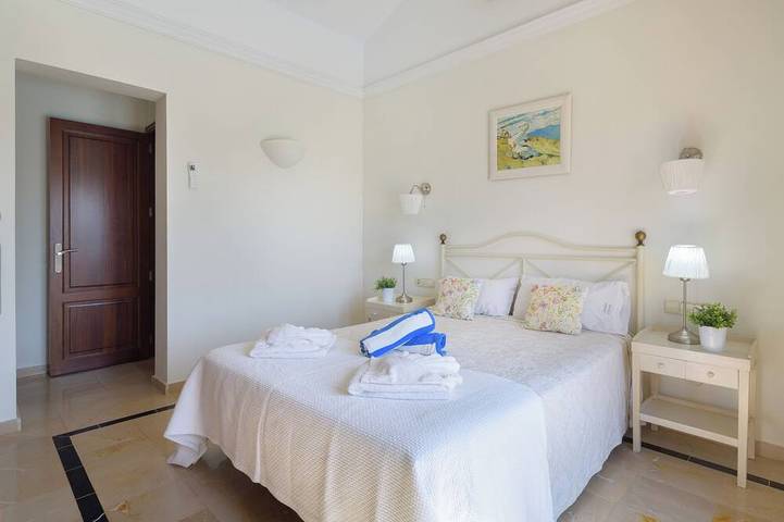 Luxusvilla mit beheiztem Pool, ökologisch, chlorfrei, Jacuzzi Wifi frei. in Montaña Roja, Yaiza