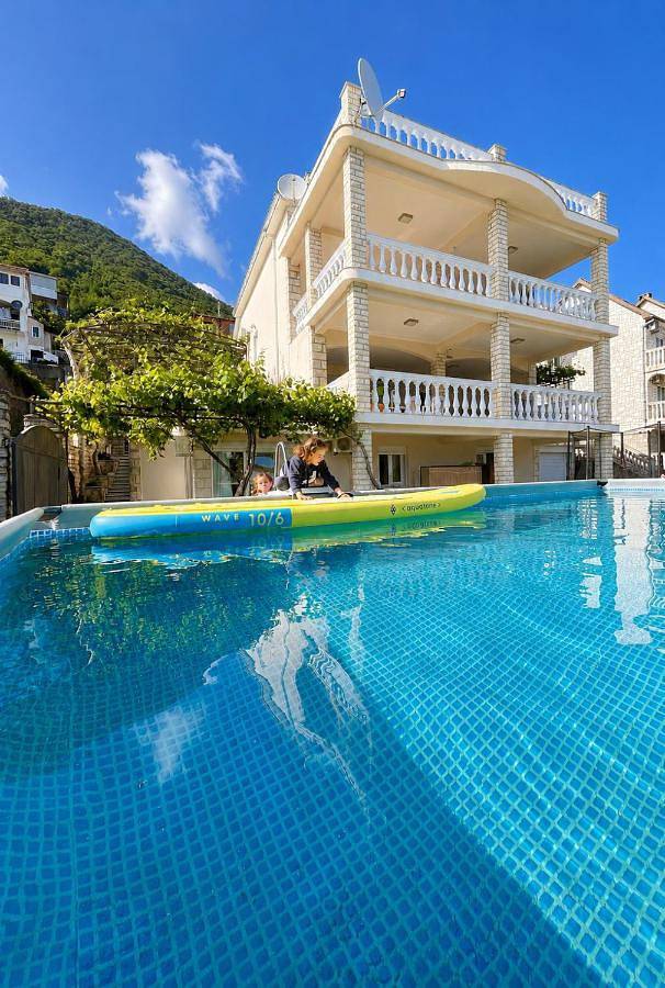 Appart’hôtel pour 3 personnes, avec Terrasse et Jardin ainsi que Piscine et Vue