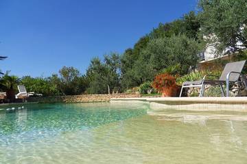 Location de vacances pour 2 personnes, avec terrasse ainsi que piscine et jardin à Pontevès