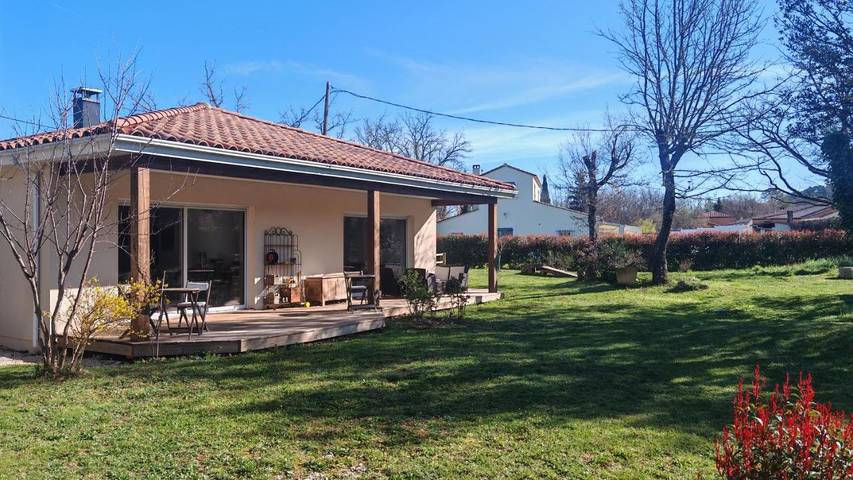 Location de vacances pour 6 personnes, avec jardin et terrasse à Néoules