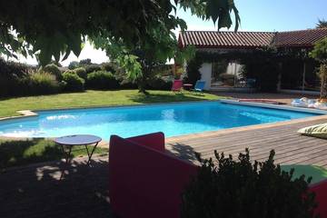 Gîte pour 2 personnes, avec terrasse ainsi que jardin et piscine à Souraïde