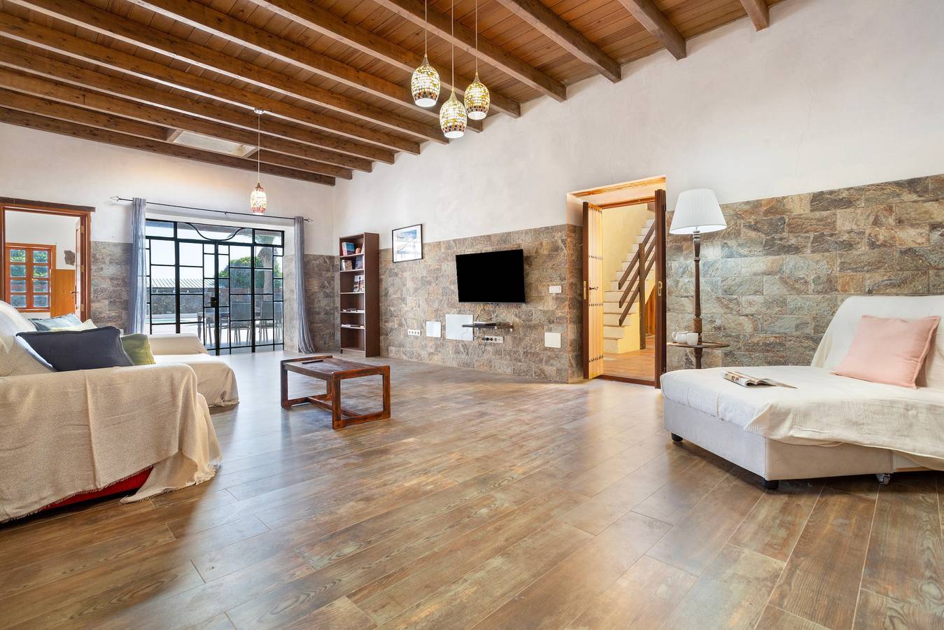 Holiday Home 'Casa La Caldereta' with Mountain Views, Private Pool and Wi-Fi in Guatiza, Teguise