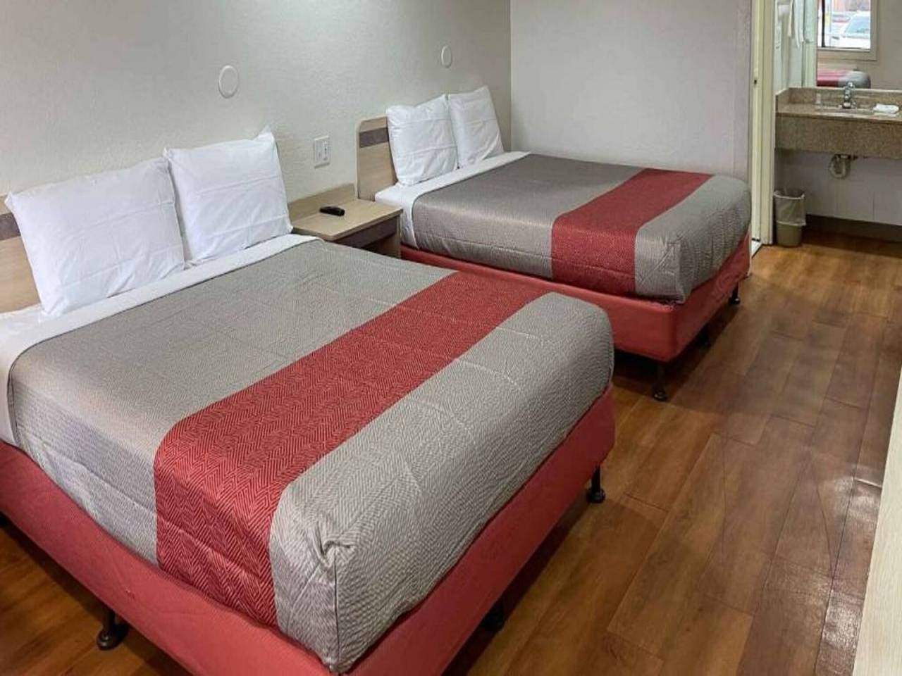 Entire apartment, Bright 2-Bed Ada Room|Free Parking in Blue Ridge Mountains
