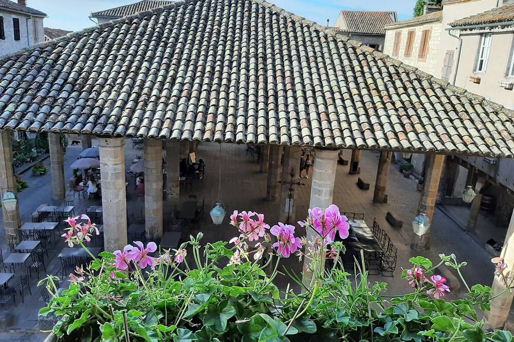 Entire apartment, Large charming studio in Cordes-sur-Ciel, Albi region