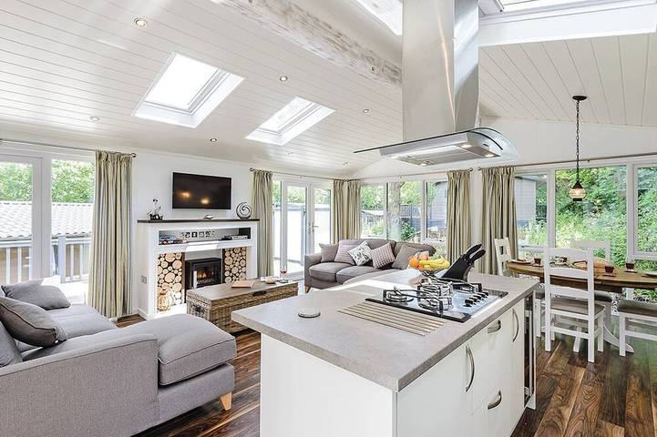 Chalet for 4 people, with hot tub and terrace as well as balcony/terrace on the Isle of Wight