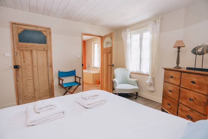 Location de vacances pour 8 personnes, avec terrasse ainsi que jardin et piscine à La Flotte - 4