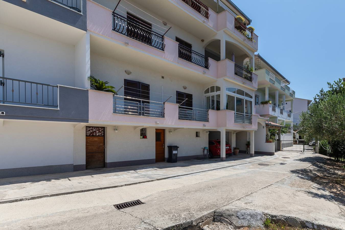 Ganze Wohnung, 3-Zimmer-Ferienwohnung mit Terrasse und Meerblick Duce, Omis A-14587-a in Dugi Rat, Omis-Riviera