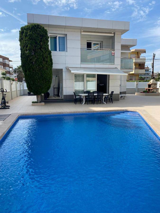 Casa de vacaciones para 6 personas, con vistas además de jardín y piscina - 1