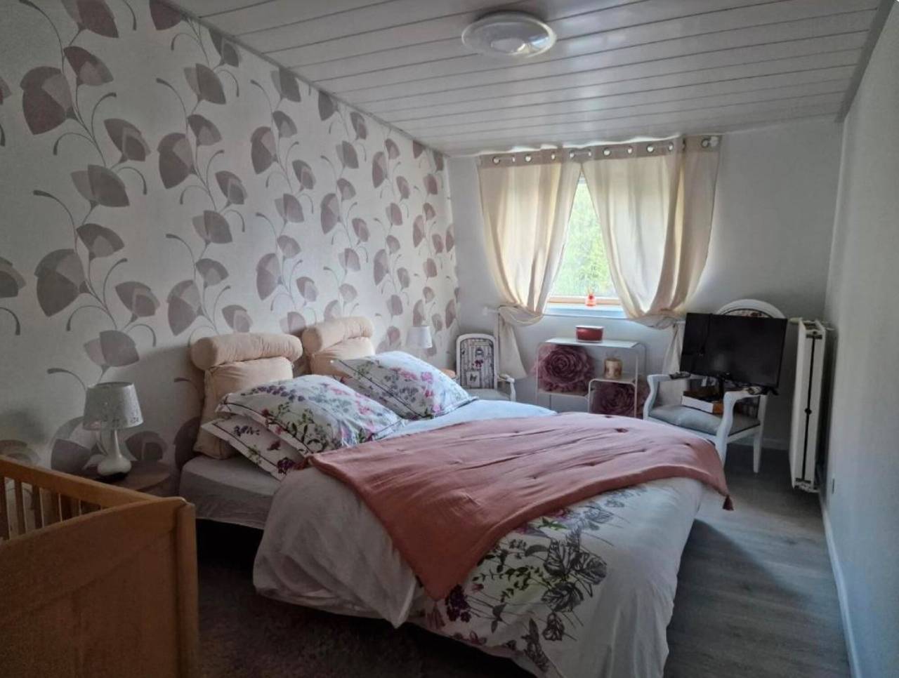 Guesthouse 'La Petite Auberge' with Wi-Fi in Canaples, Amiens region