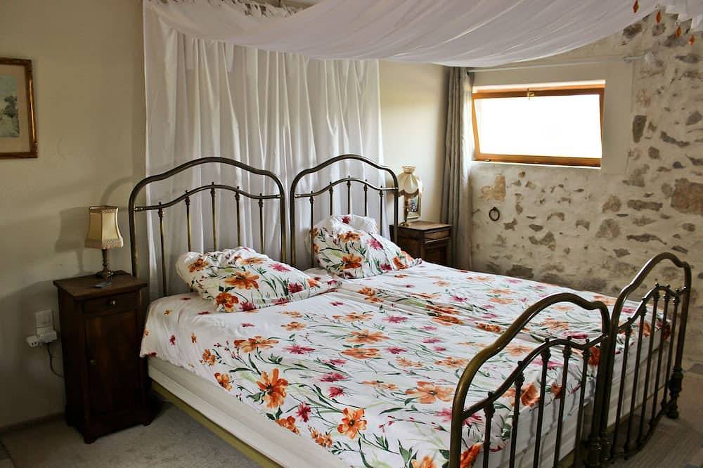 Appartement entier, Gîtes de charme au Mas de Soleil (Gîte \"Tradition\") in Goudargues, Région de Nîmes