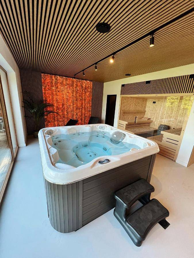 Ferienhaus für 17 Personen, mit Garten und Whirlpool sowie Sauna - 1