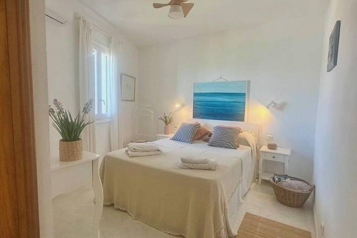 Appartement entier, Beachfront Apartment with Stunning Sea Views in Arenal d'en Castell, Es Mercadal