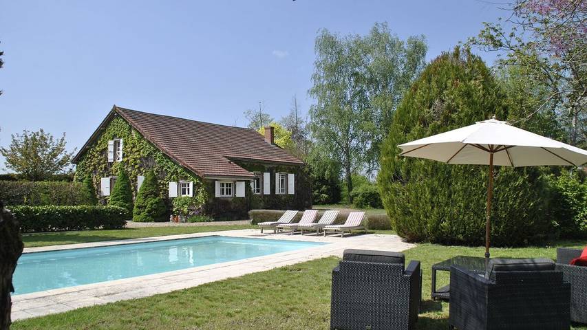 Gîte pour 10 personnes, avec piscine ainsi que terrasse et jardin dans Charrin