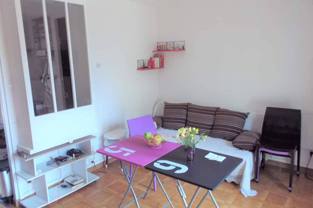 Entire apartment, Studio with large terrace and beautiful view (fort and sea) in Saint-Florent, Calvi region