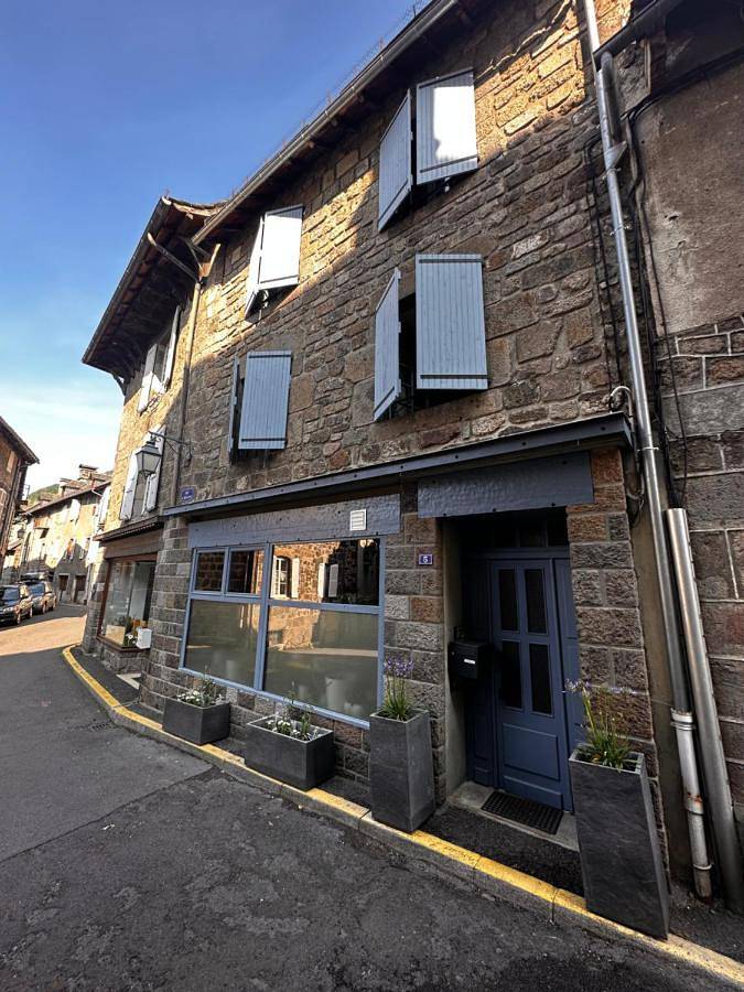 Appartement entier, Two-Bedroom Apartment in Vic-sur-Cère, Région d'Aurillac