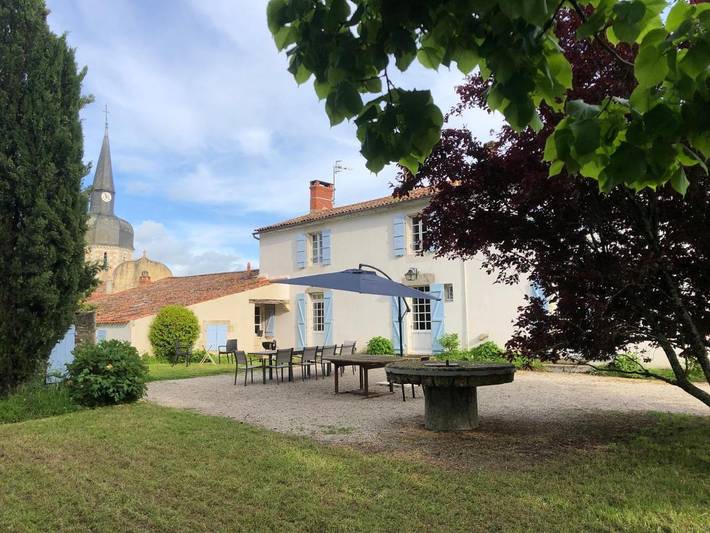 Location de vacances pour 11 personnes, avec jardin et jacuzzi, adapté aux familles à La Jonchère