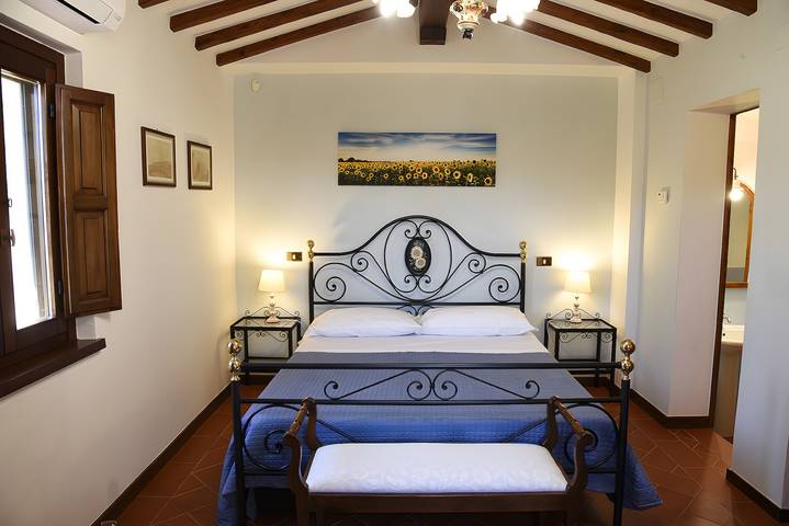 Room 'I Girasoli - Podere Del Griccia' with Shared Pool, Wi-Fi and Air Conditioning in Civitella in Val di Chiana, Chianti