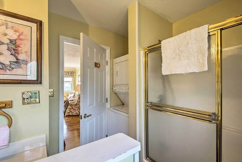 Ganze Wohnung, Central Damascus Apt w / Views, zu Fuß zu Geschäften + Parks! in Damascus, Washington County (VA)