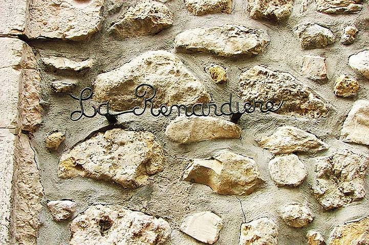 Location de vacances pour 9 personnes, avec terrasse et piscine à Montferrat