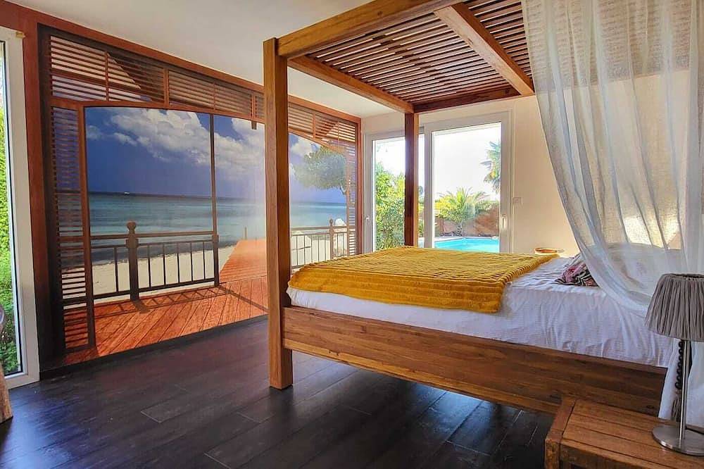 Villa Seychelles, swimming pool, tropical garden, wooden terrace, close to the sea in Nieul-sur-Mer, Región de La Rochelle
