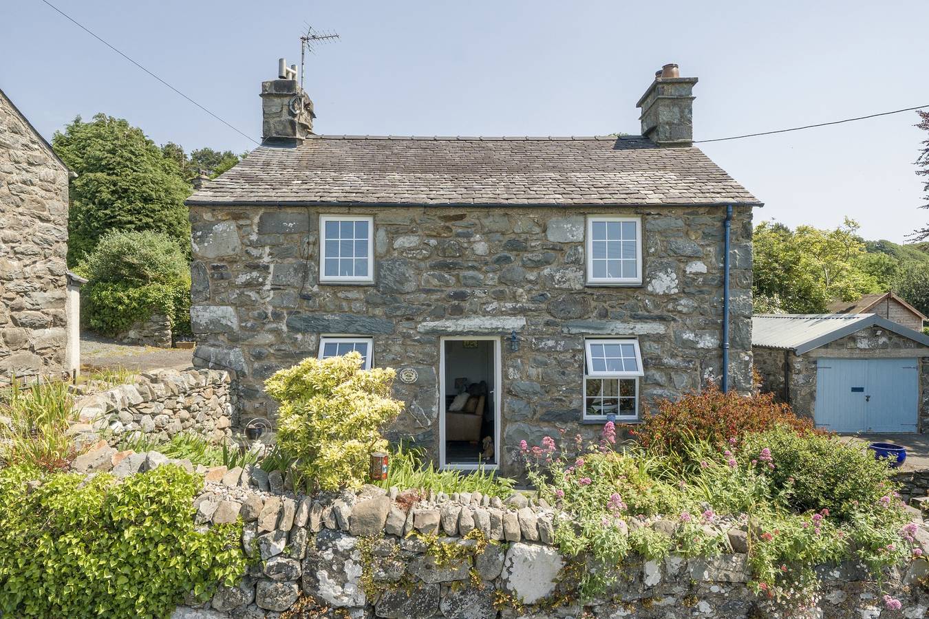 Sea view cottage , walk to beach , dog friendly in Snowdonia