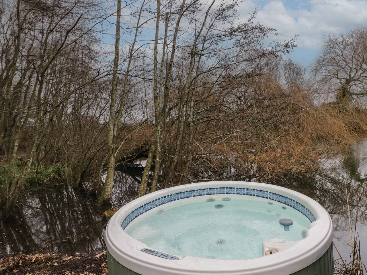 The Lakeside Yurt in Beckford, Worcestershire