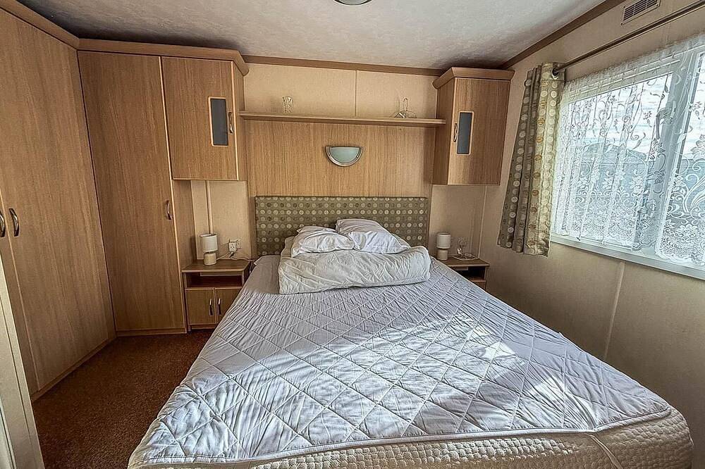 Superb caravan with decking & free Wifi at North Denes Holiday Park in Lowestoft, Sunrise Coast
