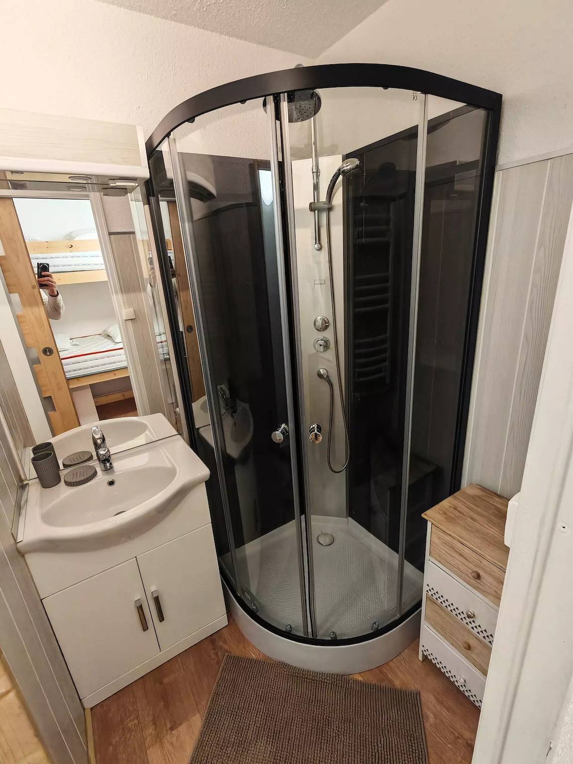 Studio entier, Studio au pied des pistes 4 personnes - Budget in Station de Risoul, Risoul