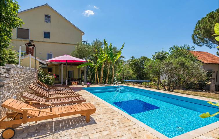 Wunderschöne Ferienwohnung mit Meerblick, Pool, Terrasse und Küche – 500 m vom Strand entfernt in Strand Kožino, Zadar (Kommun)