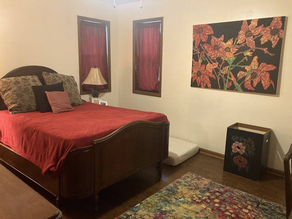 Lakefront cottage on rustic setting in cove in Lake Oconee