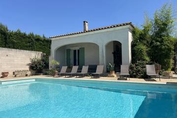 Location de vacances pour 12 personnes, avec jardin ainsi que piscine et terrasse, adapté aux familles à Fontvieille