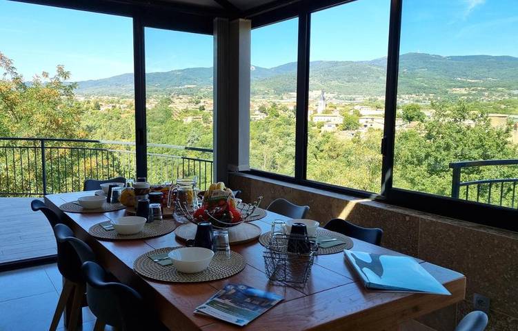 Location de vacances pour 14 personnes, avec Balcon et Terrasse ainsi que Jardin et Piscine dans Maclas