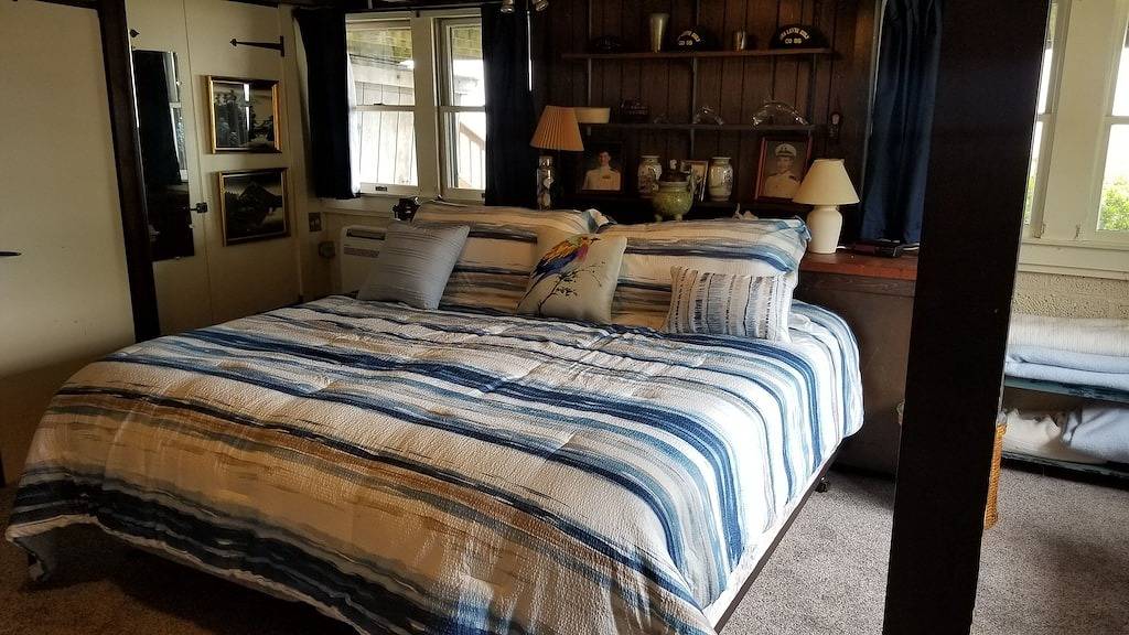 Atemberaubende Aussicht vom Waterfront Log Cabin mit Kamin in der Chesapeake Bay in Chesapeake Bay