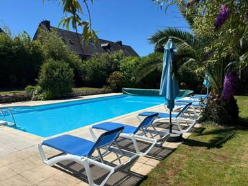 Gîte pour 11 personnes, avec vue ainsi que jardin et piscine, adapté aux familles à Melgven
