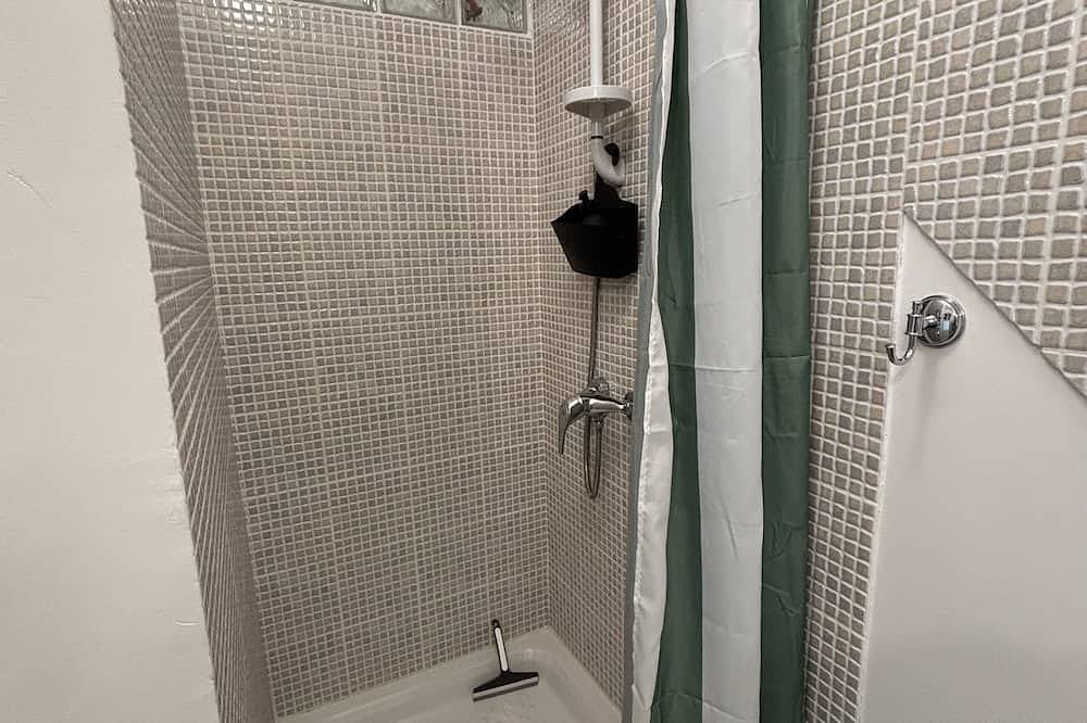 Ganze Wohnung, 2-bed apartment with private terrace - 50m from beach and Gr34. Dogs welcome. in Carantec, Ceinture Dorée