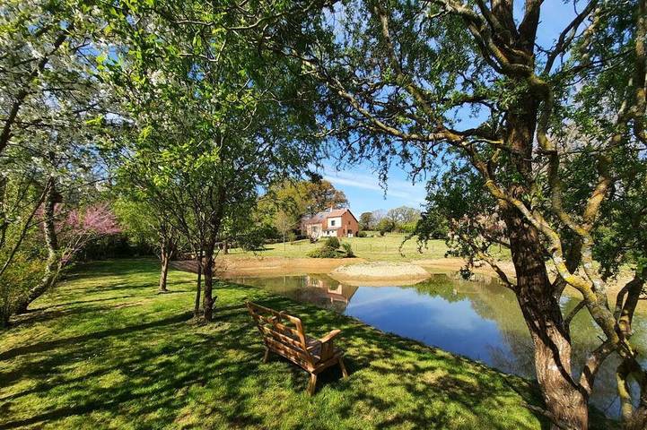 Gîte pour 6 personnes, avec jardin à Bazaiges