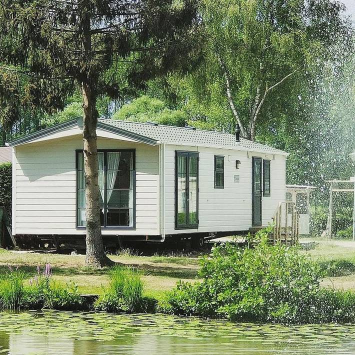 Camping voor 4 personen, with Terras and Tuin as well as Zwembad and Uitzicht op het meer in Belgisch-Limburg
