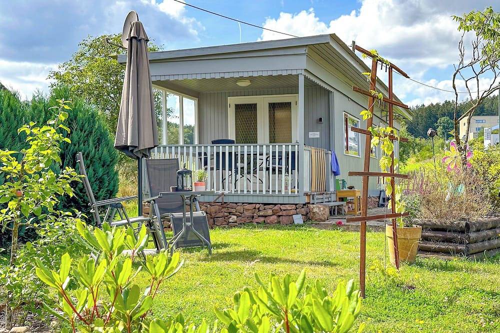 Fijn chalet bij een levendige bistro en pool in Meisburg, Vulkaan-Eifel