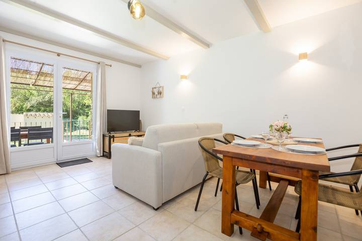 Appartamento intero, Appartamento 'Domaine De Meyrol - Gîte 1' con vista montagna, Wi-Fi e aria condizionata in Eyguières, Arles e dintorni