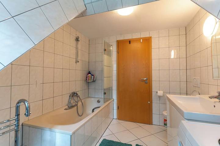 Ganze Wohnung, Stilvolle Dachwohnung am Schlosspark in Wiesbaden, Südhessen