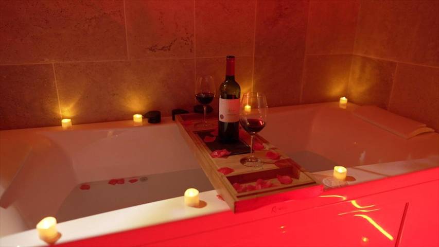Gîte pour 2 personnes, avec jacuzzi dans Office De Tourisme Millau Grands Causses - 3